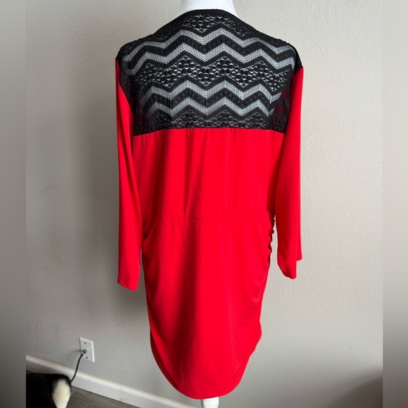Torrid Cherry Red V-Neck 1/2 Sleeve Black Lace Back Ruched Blouse Womens 3 (3X) - Picture 5 of 8
